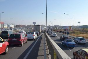 Blocaţi pe centură: 1.000 de comercianţi şi 13.000 de clienţi sunt îndemnaţi de edili să meargă la piaţa de vechituri cu autobuzul