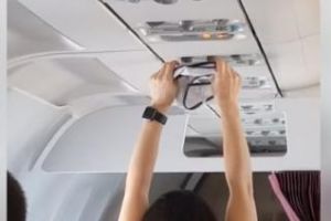 A uscat o pereche de chiloţi în avion la instalaţia de aer condiţionat - VIDEO