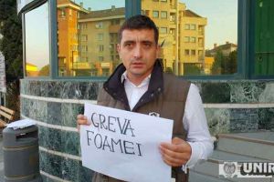 FOTO, VIDEO: Preşedintele Acţiunii 2012, George Simion, a intrat marţi în greva foamei, în faţa Primăriei din Alba Iulia. Autorităţile, împotriva Marşului Unirii