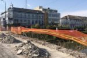 Continuă lucrările la podurile Eroilor şi Dragalina. Reţeaua de curent pentru tramvai va trece pe sub pod