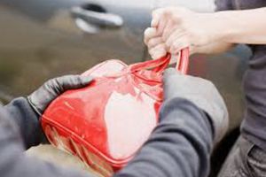 O orădeancă a fost atacată în propria curte de individul pe care l-a prins la furat. Femeia a ajuns la spital, iar tâlharul în arest