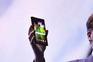  Cât va costa primul smartphone flexibil produs de Samsung. Iese pe piaţă în 2019