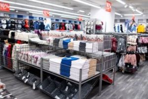 Lanţul de magazine ieftine care se extinde agresiv în România
