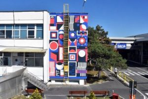 Angajaţii DACIA, încântaţi de o pictură pe pereţi