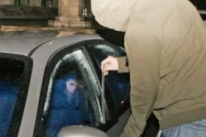 Adolescent, spărgător de maşini, prins în flagrant