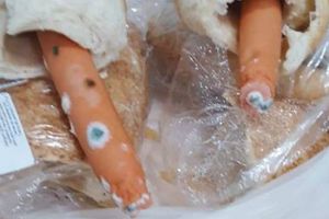 Strigător la cer! Cornuri cu crenvurşti mucegăiţi, vândute lângă Spitalul din Orăştie