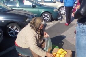 Povestea măicuţei care vinde pere la „Permise”