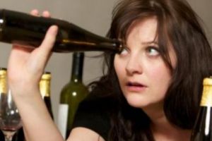 Tot mai multe femei ajung la psihiatru din cauza consumului de alcool