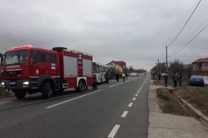 Accident în Brăneşti! Două autobuze cu 80 de muncitori s-au ciocnit