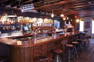 Un bar şi un magazin din Teleşti şi Fărcăşeşti, amendate de inspectorii DSVSA