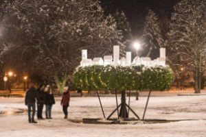 Prima lumânare de Advent, simbolizând aşteptarea Crăciunului, aprinsă pe 2 decembrie la Sfântu Gheorghe