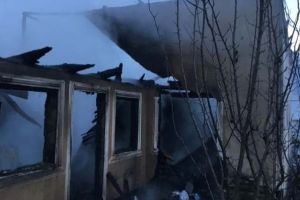 FOTO-ULTIMĂ ORĂ: O casă cu etaj arde la Lepşa