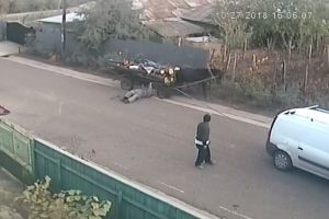 VIDEO viral – Beţiv în mijlocul drumului speriat de o fază de cascadorii râsului