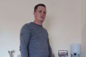 Un roman a descoperit 95.000 de euro într-un dulap second-hand cumpărat de pe internet. Ce a făcut mai departe