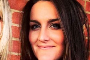 O femeie care câştigă o mică avere lunar a revoltat internauţii. Trăieşte în casa familiei ei şi primeşte bani de la părinţi