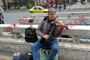 El este Violonistul de la Aviatorilor! De pe scena Ateneului, pe scările de la metrou