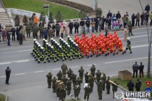 Ceremonial militar, NU PARADĂ, de 1 Decembrie, la Alba Iulia: 1.000 de militari, 200 de mijloace terestre şi mai multe tipuri de aeronave. Salve de tun la intonarea imnului