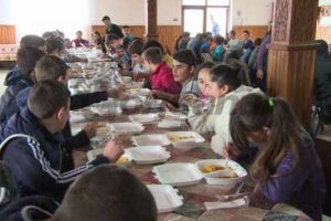 Alocaţia de hrană în programul pilot “Masă caldă în şcoli”, majorată de la 7 lei la 10 lei / În Teleorman, elevii Școlii Lunca vor primi pachetul alimentar şi în acest an