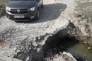 FOTO Un pod care face legătura între Sibiu şi Șelimbăr stă să cadă – Reacţia autorităţilor