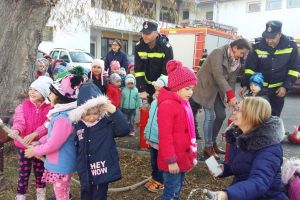 Pompierii militari harghiteni s-au aflat în mijlocul copiilor pentru a-i învăţa cum să evite ghinionul