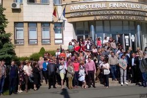 Finanţiştii ameninţă cu greva după anunţul ministrului Teodorovici privind disponibilizările