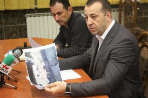 Firma care reface gardul cimitirului Pacea, reclamată că distruge morminte