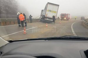 Un tir scăpat de sub control a intrat într-un parapet, la Ilişeşti