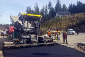 Primăria Câmpulung Moldovenesc a asfaltat drumul de acces către pârtia de schi de pe Rarău