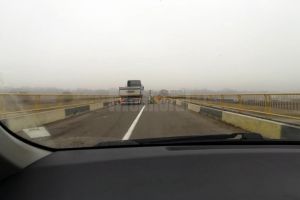 Camioane de mare tonaj circulă nestingherite pe podul avariat de la Vereşti