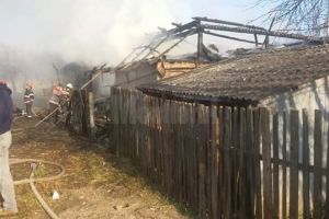Doua incendii izbucnite luni au făcut pagube mari în gospodării din judeţ