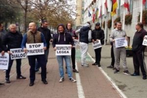 Taximetriştii din Timişoara porotestează: nu mai iau niciun client preţ de trei ore