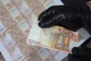 Euro falşi la Lugoj şi Nădrag! Mascaţii de la DIICOT au descins în trei locaţii!