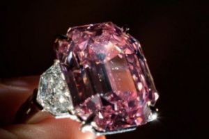 Gata, a fost vândut magnificul diamant ROZ. Suma primită este un RECORD