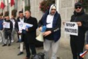 „Vrem taximetrie, nu piraterie!” Taximetriştii timişoreni au ieşit să protesteze în faţa primăriei împotriva celor de la Uber şi a serviciilor rent-a-car cu şofer