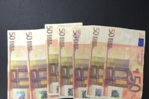 Familia care plasa euro falşi, săltată cu mascaţii din aşternuturi