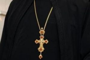 Preot beat, reţinut de poliţişti, după ce a accidentat mortal o femeie şi pe alta a băgat-o în spital