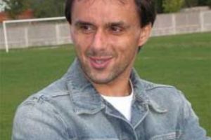 Abia a ajuns în fotbalul românesc şi este luat peste picior: „Mai au puţin şi plesnesc chiloţii pe el