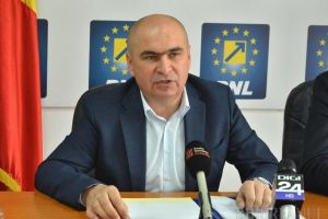 Bolojan acuză: Bihorenii plătesc mai mult pe salubrizare deoarece şefii CJ fac conferinţe de presă, nu licitaţii pentru operarea SMID