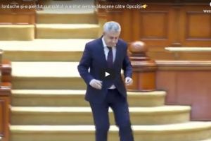 PENIBIL: Un parlamentar al PSD le-a arătat degetele mijlocii colegilor săi din Opoziţie (VIDEO)