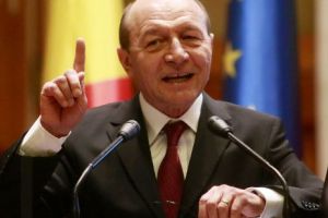 Traian Băsescu: „Jurnaliştii şi analiştii care SUSŢIN că NU România a fost sancţionată, ci Dragnea, Dăncilă şi Tăriceanu, nu fac decât să încerce INUTIL de a ÎNDULCI cel mai stânjenitor moment politic”