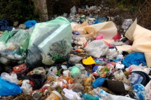 Vai de noi, in ce hal am ajuns! Munţii de gunoaie din Ploieşti au ajuns subiect în presa naţională