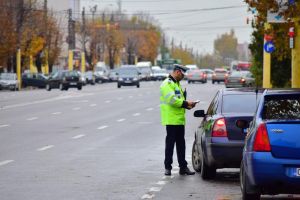 Și-a găsit să circule cu numere false tocmai într-o zi de marţi 13