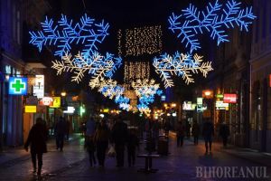 Oradea se pregăteşte de sărbători: 14 kilometri de ghirlande şi peste 300 de figurine şi medalioane, agăţate prin oraş