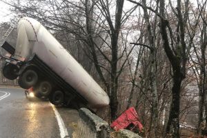 O cisternă a ieşit în decor pe DN13