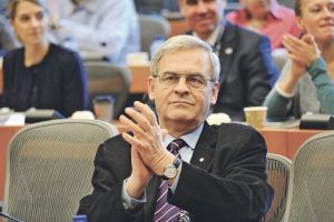 Îndoit sufleteşte: László Tőkés nu a ştiut cum să voteze rezoluţia Parlamentului European privind România
