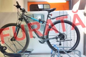 Bicicleta furata in toiul noptii din Blascovici. Pagubita: Au rupt fierul din usa de la intrare