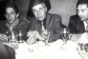 Doi actori şi un arbitru la aniversarea unui fotbalist. Povestea unei fotografii