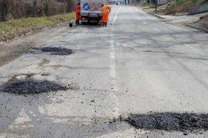 Abia ne cârpim drumurile. De unde autostrăzi?