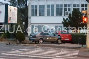 Imagini de lan eveniment: Accident rutier la intersectia bulevardelor 1 Decembrie cu Ferdinand. O masina a daramat un stalp si a ajuns pe trotuar