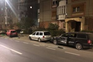 PRĂPĂD, azi-noapte, pe Banu Mărăcine! Trei maşini DISTRUSE de un BMW de culoare gri